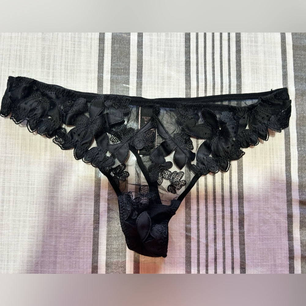 Victoria's Secret  dry Sexy Black Floral Lace Thong Large**3 for $30